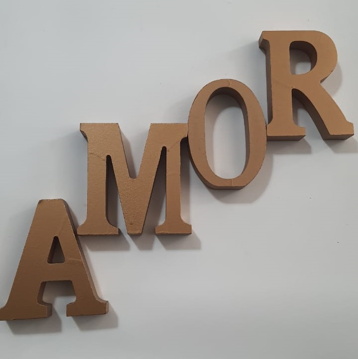 Placa Madeira AMOR Dourada Unidade